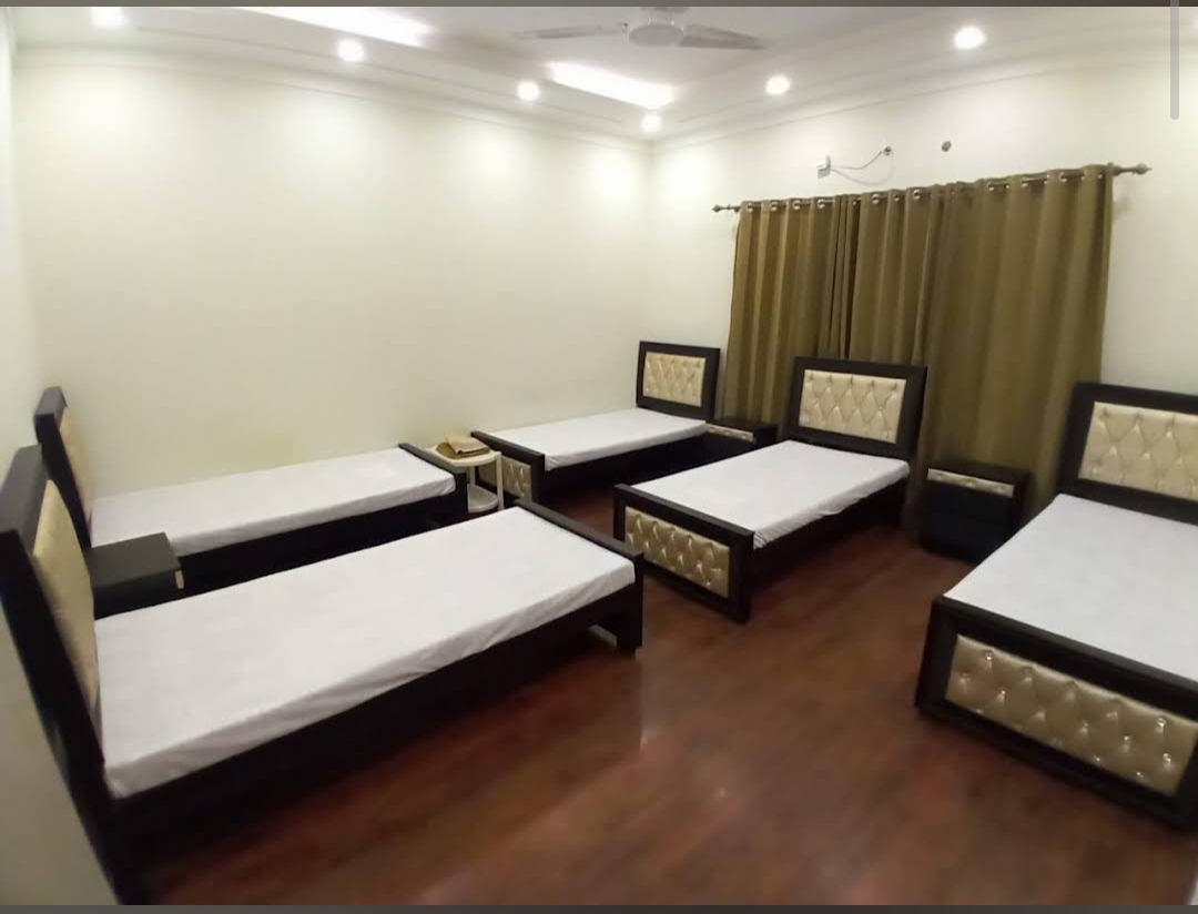 Residencia Group of Boys Hostel image 2